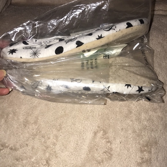 Victoria’s Secret medium slippers light heathered grey black and white New - Picture 4 of 4
